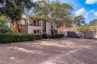 2404 Sycamore Ave in Huntsville, TX - Building Photo