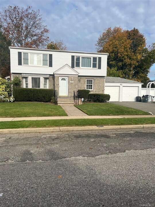 1803 Albermarle Ave in East Meadow, NY - Building Photo