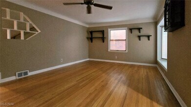 70 Sunnycliff Dr in Euclid, OH - Foto de edificio - Building Photo