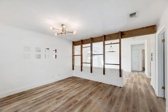 8312 Bowling Green Dr, Unit 1 in Austin, TX - Foto de edificio - Building Photo