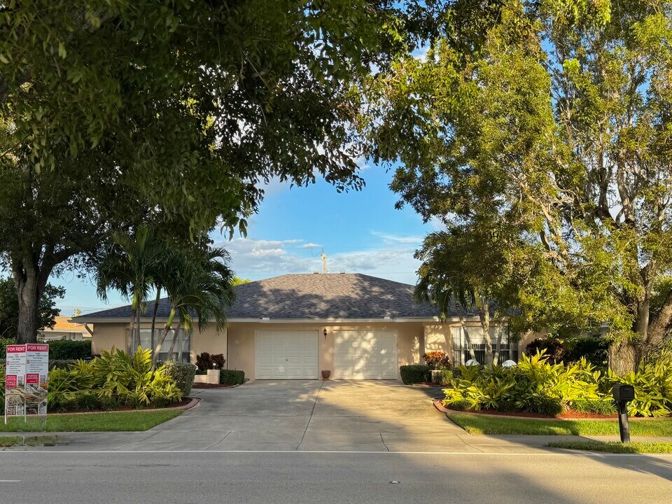 3633 Country Club Blvd, Unit 2 - Left Side in Cape Coral, FL - Building Photo