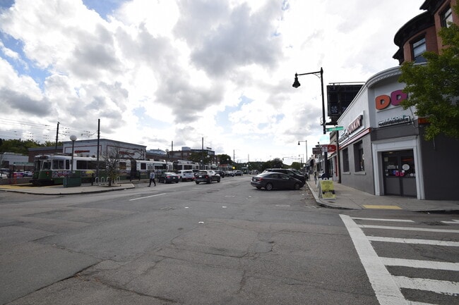 1914 Beacon St, Unit 1 in Boston, MA - Foto de edificio - Building Photo