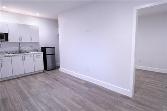 14420 SW 74th St in Miami, FL - Foto de edificio - Building Photo