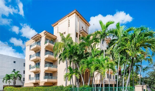 222 Madeira Ave in Coral Gables, FL - Building Photo - Building Photo