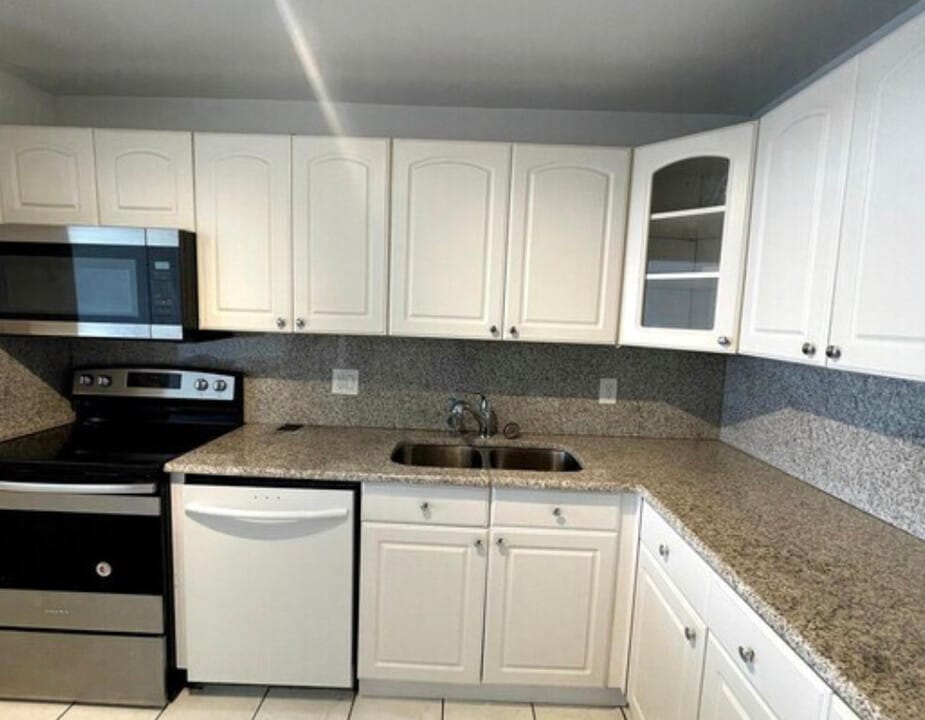 13499 Biscayne Blvd, Unit b in North Miami, FL - Building Photo