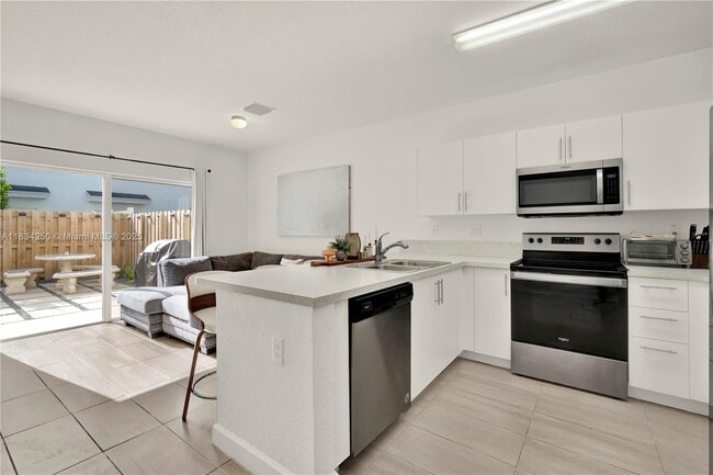 359 NW 12th Ave in Florida City, FL - Building Photo - Building Photo
