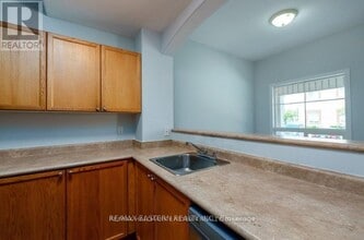 246-246 Spillsbury Dr in Peterborough, ON - Building Photo - Building Photo
