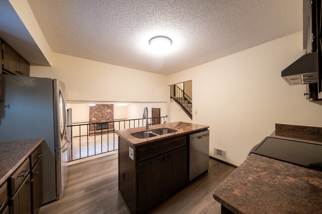 6900 Woodland Dr in Eden Prairie, MN - Building Photo - Building Photo