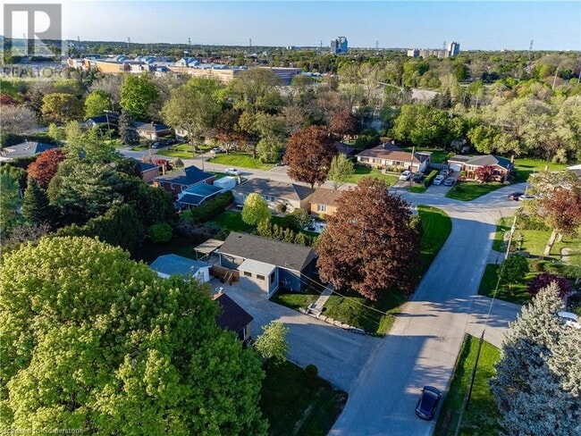 1041 Shepherds Dr in Burlington, ON - Building Photo - Building Photo