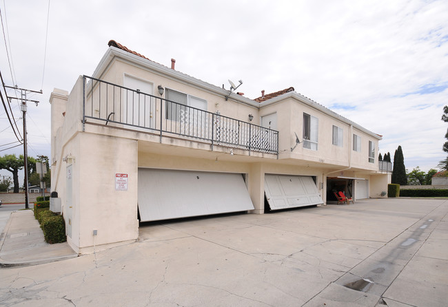 1301 Baker St in Costa Mesa, CA - Foto de edificio - Building Photo