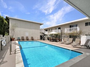 2411 Prospect Ave, Unit 219 in Hermosa Beach, CA - Foto de edificio - Building Photo