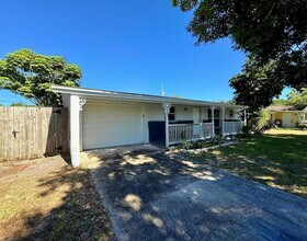 1455 NE Silver Maple Way in Jensen Beach, FL - Building Photo - Building Photo