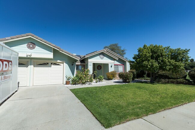 541 Delphinium Pl in Oxnard, CA - Building Photo - Building Photo