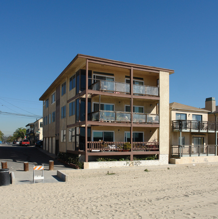 1201 Seal Way in Seal Beach, CA - Building Photo