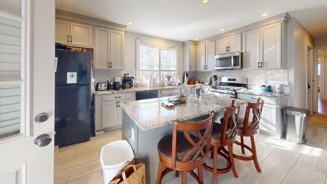 320 Main St, Unit 2 in Medford, MA - Foto de edificio - Building Photo