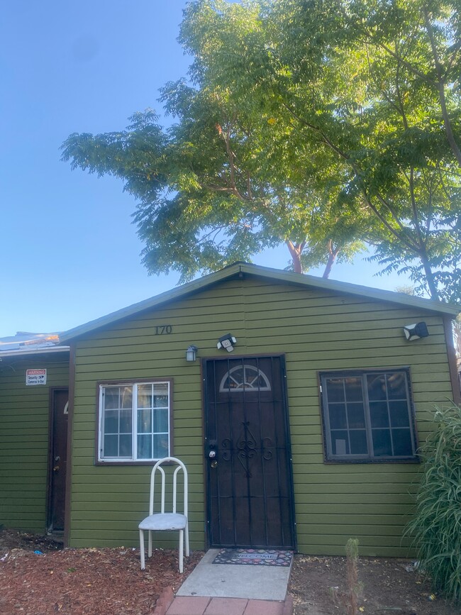 170 E Claremont St in Pasadena, CA - Foto de edificio - Building Photo