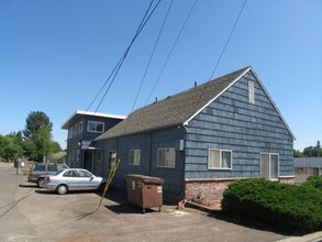 2001 SE Oak Grove Blvd in Milwaukie, OR - Building Photo - Building Photo