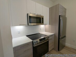 1079 Commonwealth Ave, Unit 301 in Boston, MA - Foto de edificio - Building Photo