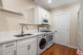 1115 N Beverly Glen Blvd in Los Angeles, CA - Building Photo - Building Photo