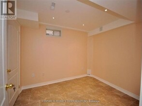 5689 Sidmouth St in Mississauga, ON - Building Photo - Building Photo