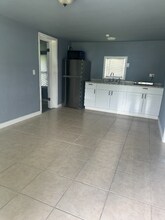 1064 N Tamiami Trl in North Fort Myers, FL - Building Photo - Building Photo