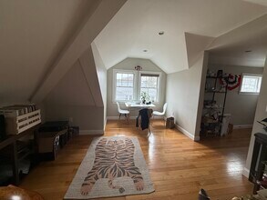 27 Crosby Rd in Chestnut Hill, MA - Foto de edificio - Building Photo