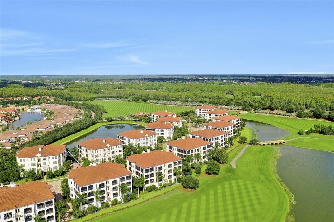 16433 Carrara Way in Naples, FL - Building Photo