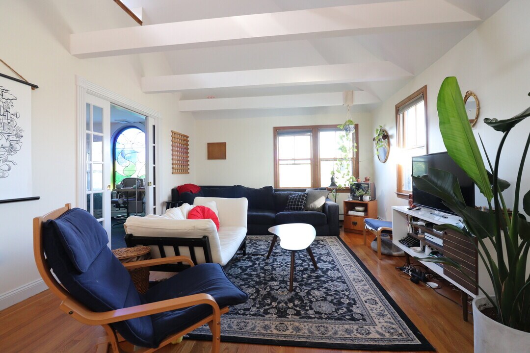 40 Atherton Rd in Brookline, MA - Building Photo