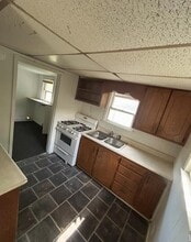 1049 E Oak St in Cushing, OK - Foto de edificio - Building Photo