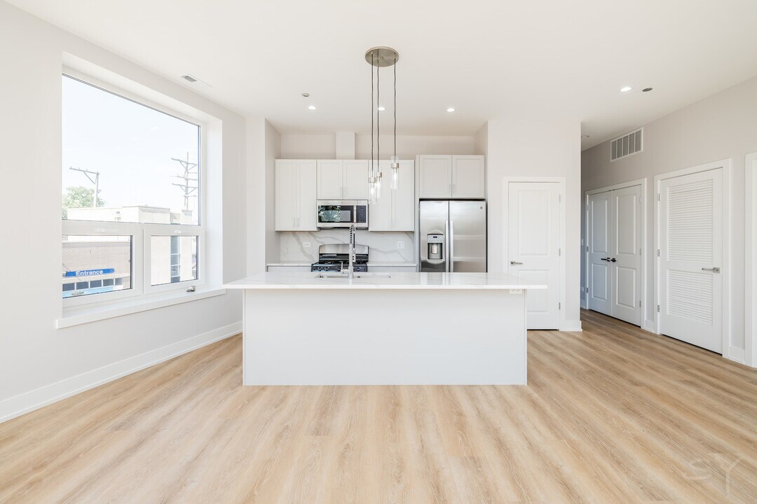 5071 N Northwest Hwy in Chicago, IL - Building Photo