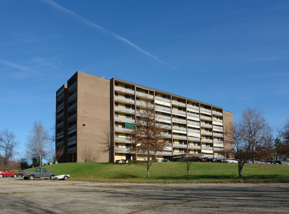 Lower Burrell Manor in New Kensington, PA - Foto de edificio