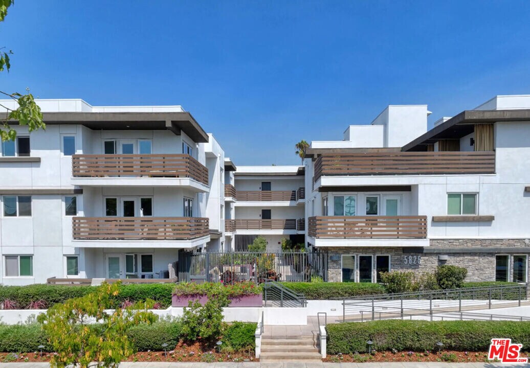 5825 Camerford Ave in Los Angeles, CA - Building Photo