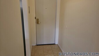 16 Whites Ave, Unit 13 in Watertown, MA - Building Photo