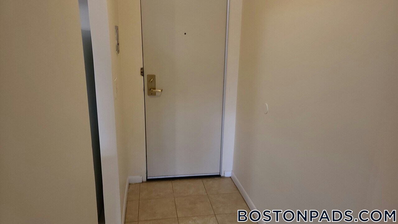 16 Whites Ave, Unit 13 in Watertown, MA - Foto de edificio