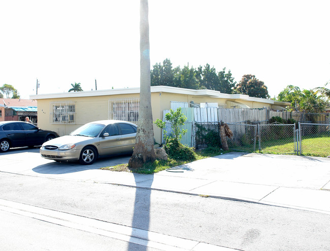 444 E 32nd St in Hialeah, FL - Building Photo - Building Photo