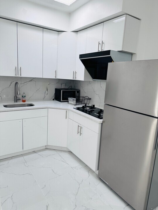 14718 45th Ave, Unit #2 in Flushing, NY - Foto de edificio