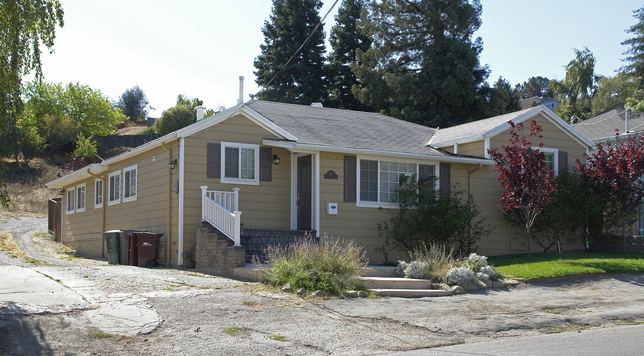 2651 Miramar Ave in Castro Valley, CA - Foto de edificio