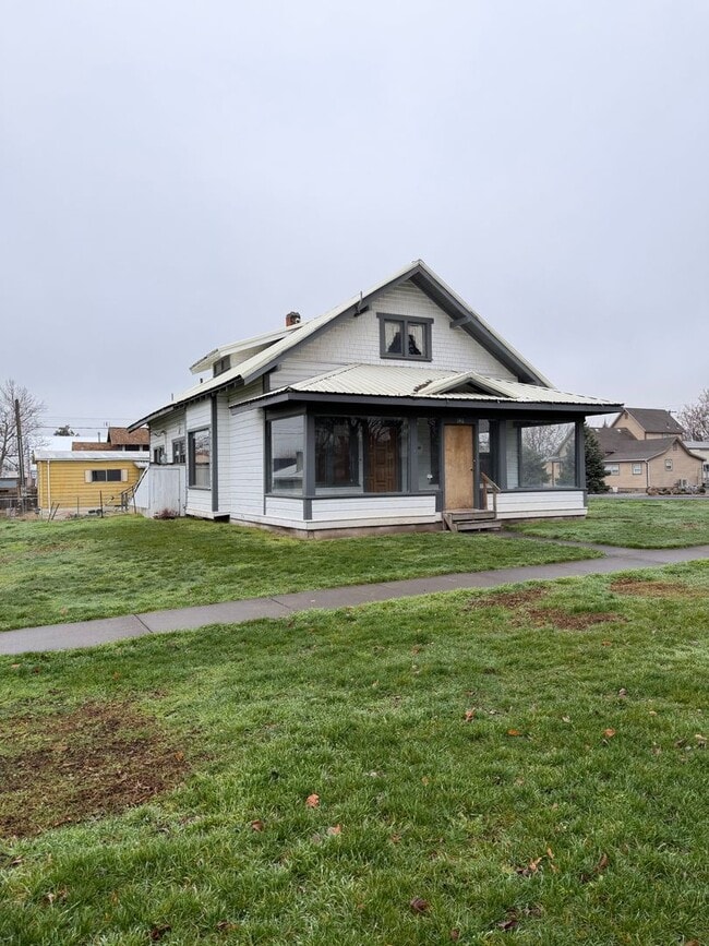 146 N 4th St in Athena, OR - Building Photo - Building Photo