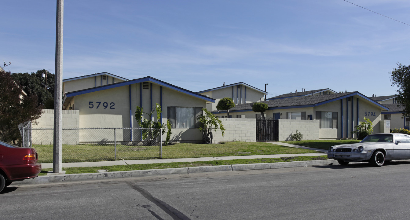 5792-5794 Rostrata Ave in Buena Park, CA - Foto de edificio