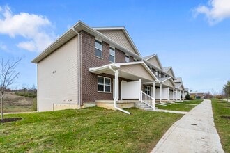 Cedar River Bluffs Townhomes in Cedar Rapids, IA - Building Photo - Building Photo