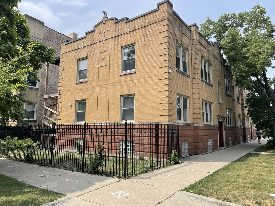 3935 W Altgeld St in Chicago, IL - Building Photo