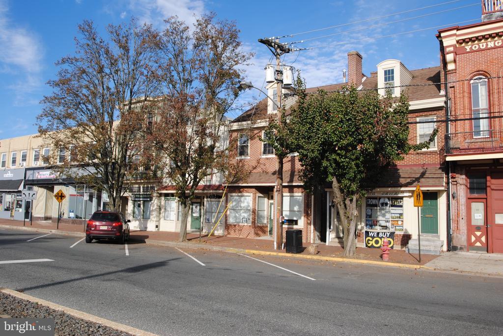 17 E Broad St-Unit -APT A in Burlington, NJ - Building Photo