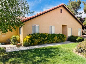 11531 Oak St in Apple Valley, CA - Foto de edificio - Building Photo