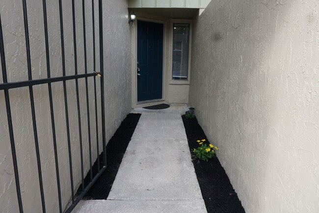 8570 Colony Pine Cir W in Jacksonville, FL - Building Photo - Building Photo