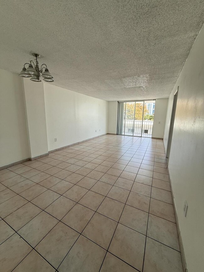 7601 Byron Ave, Unit 3c in Miami, FL - Building Photo - Building Photo