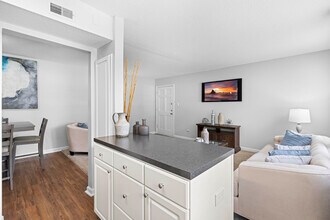 Royal Park - Students save up to 10%! in Carrboro, NC - Foto de edificio - Building Photo
