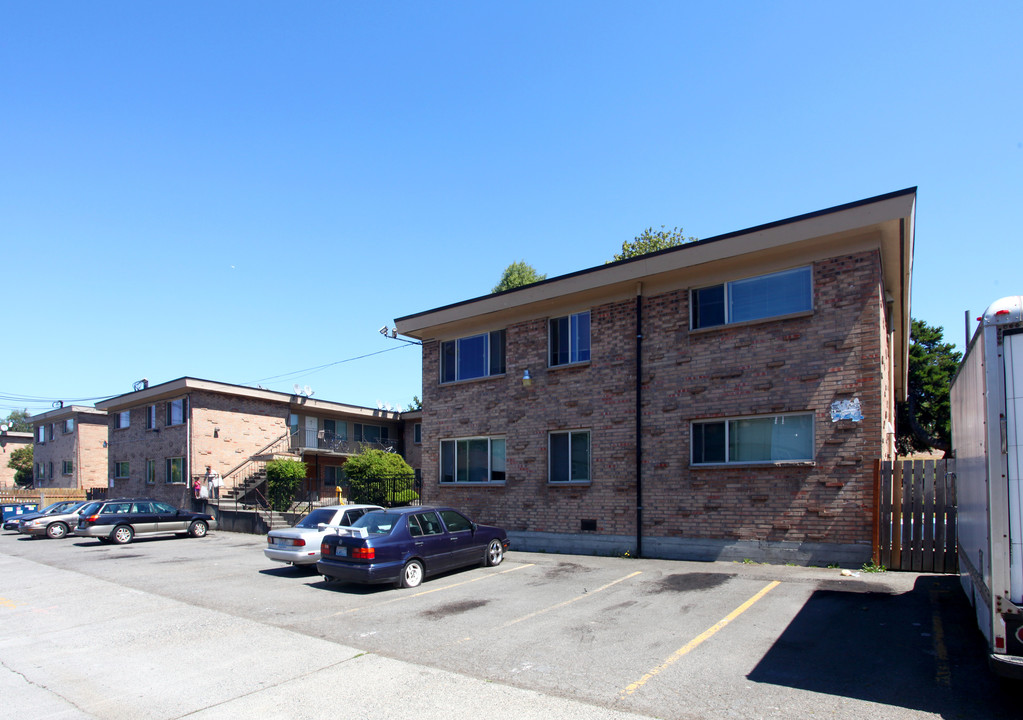 London Apartments in Seattle, WA - Building Photo