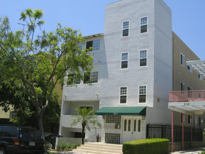 317 S Hamel Rd in Los Angeles, CA - Building Photo