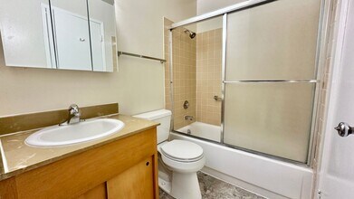 4 Captain Dr in Emeryville, CA - Building Photo - Building Photo