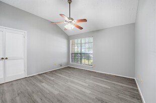 7011 Lost Thicket Dr in Houston, TX - Building Photo